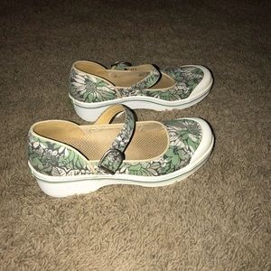 Dansko began flor sandals EUC Sz 40
